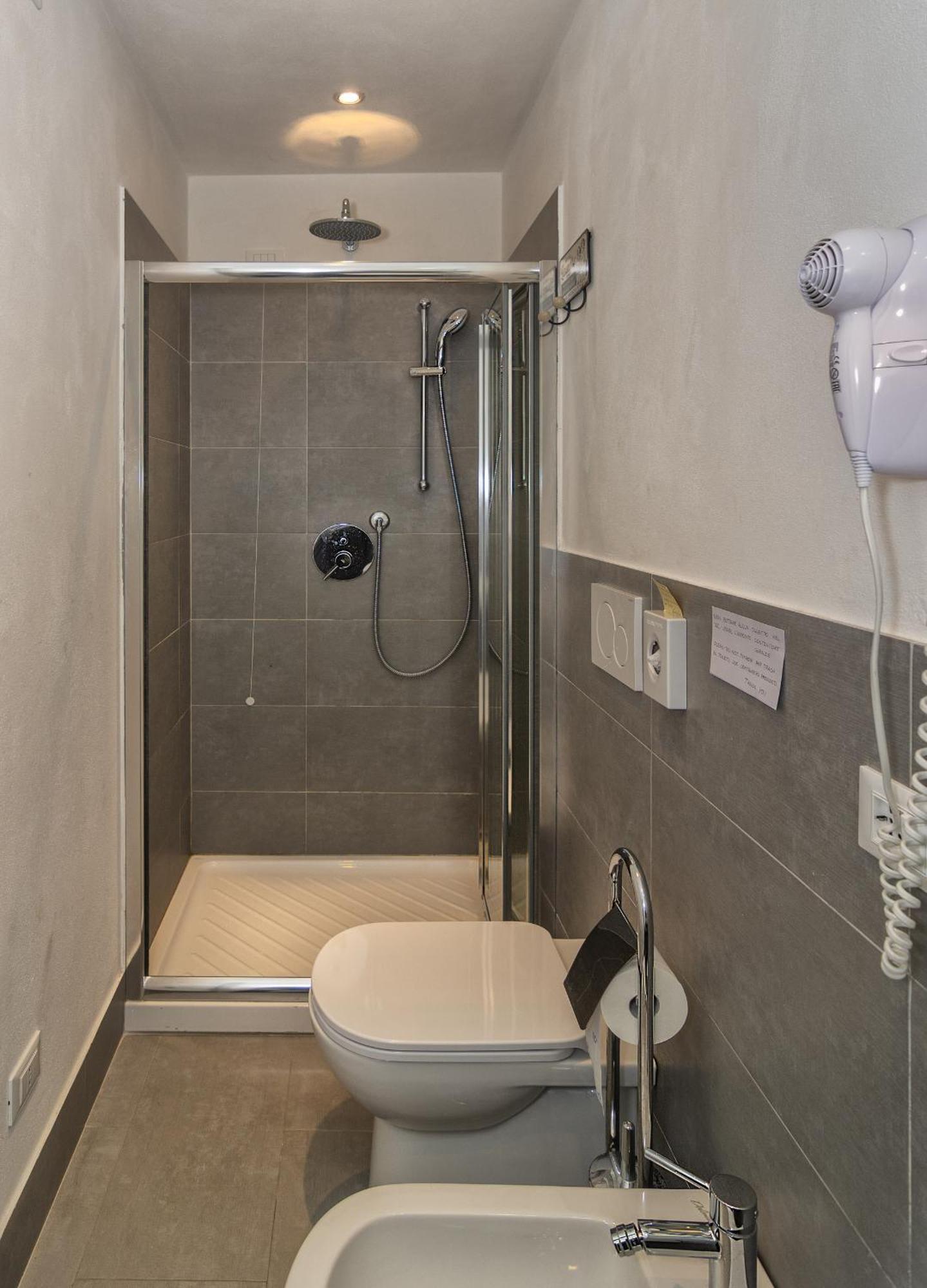 Camera Matrimoniale/Doppia con Letti Singoli con Bagno Privato